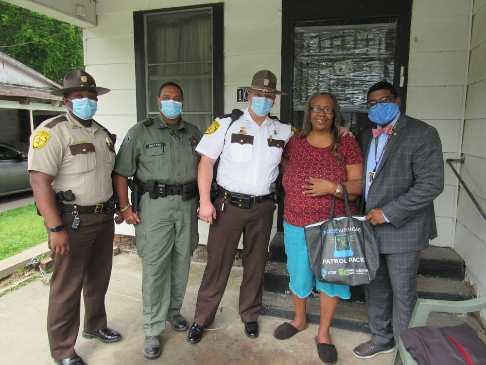 Jefferson County Arkansas SHERIFF’S OFFICE PARTNERS WITH AT&T TO DONATE